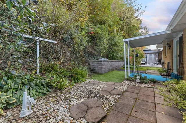 a view of a back yard