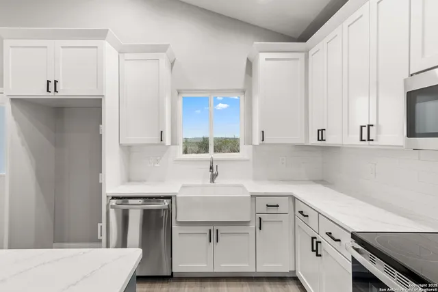 $479,000 | 59 Greystone Hills, Uvalde, TX 78801