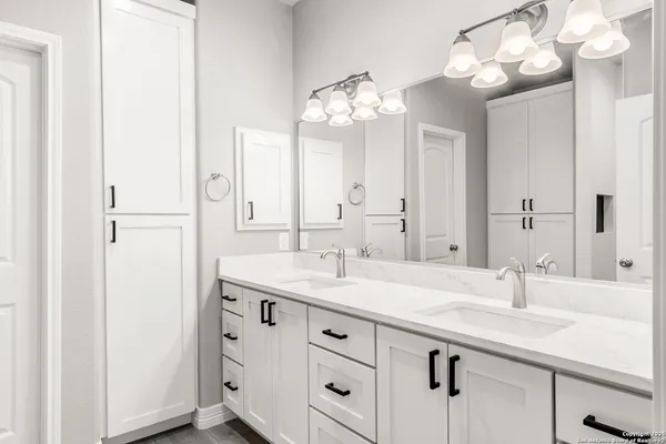 $429,000 | 59 Greystone Hills, Uvalde, TX 78801