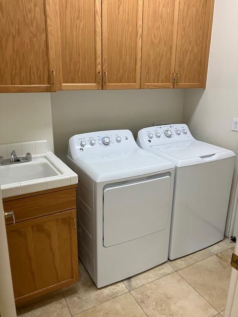 2157 West Rue St Michel Fresno, CA 93711 - Photo 20 of 22 a utility room with dryer and washer