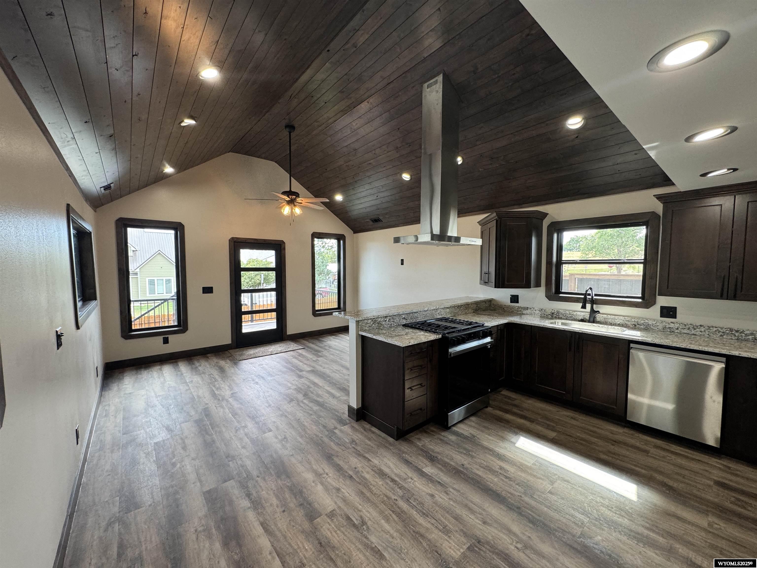 313 Daley Street Rawlins, WY 82301 - Photo 3 of 28