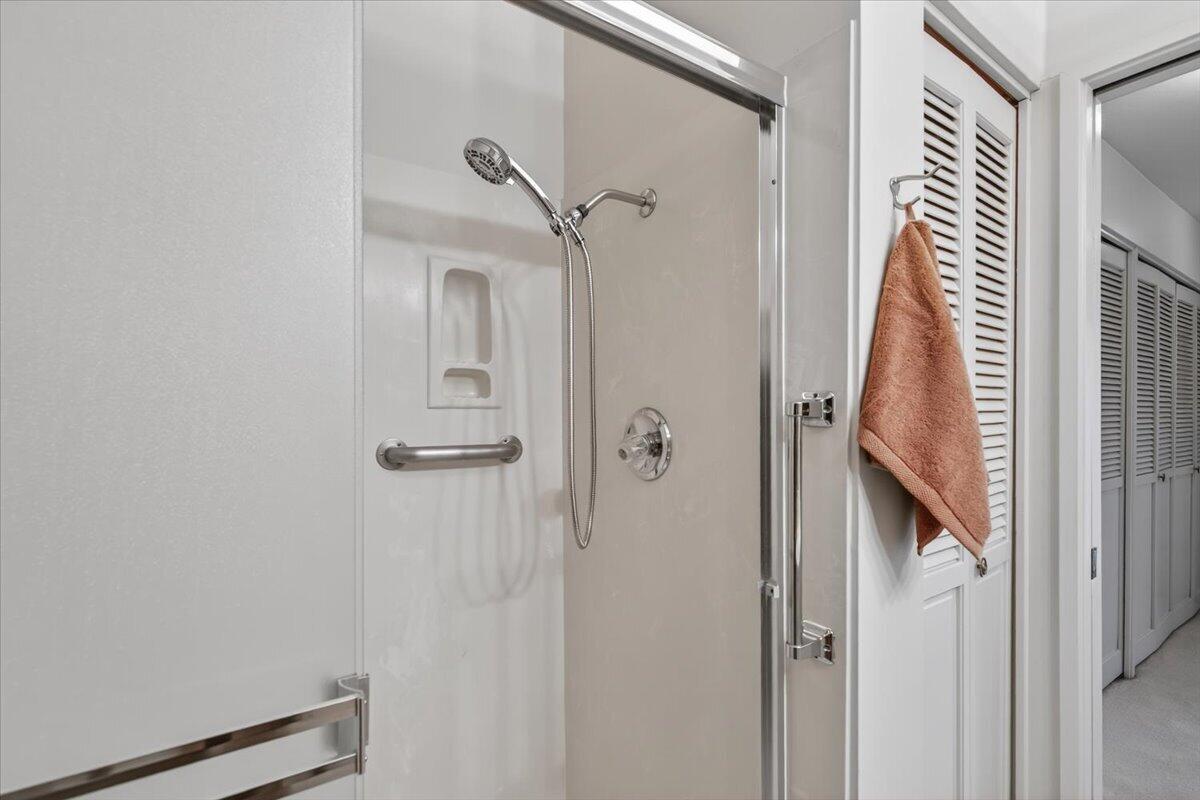 2647 Freedom Way Medford, OR 97504 - Photo 25 of 38 a bathroom with a shower