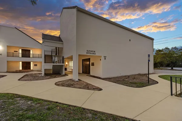 $299,900 | 900 Southeast Ocean Boulevard, Unit 202B, Stuart, FL 34994