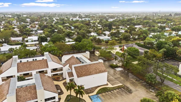 $299,900 | 900 Southeast Ocean Boulevard, Unit 202B, Stuart, FL 34994