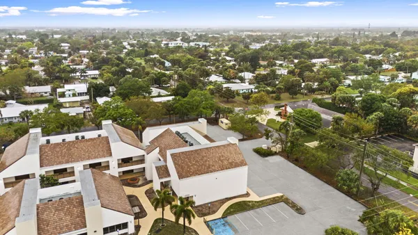 $299,900 | 900 Southeast Ocean Boulevard, Unit 202B, Stuart, FL 34994