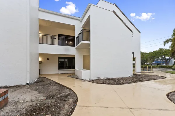 $299,900 | 900 Southeast Ocean Boulevard, Unit 202B, Stuart, FL 34994