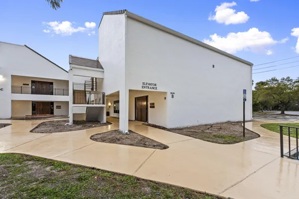 $299,900 | 900 Southeast Ocean Boulevard, Unit 202B, Stuart, FL 34994