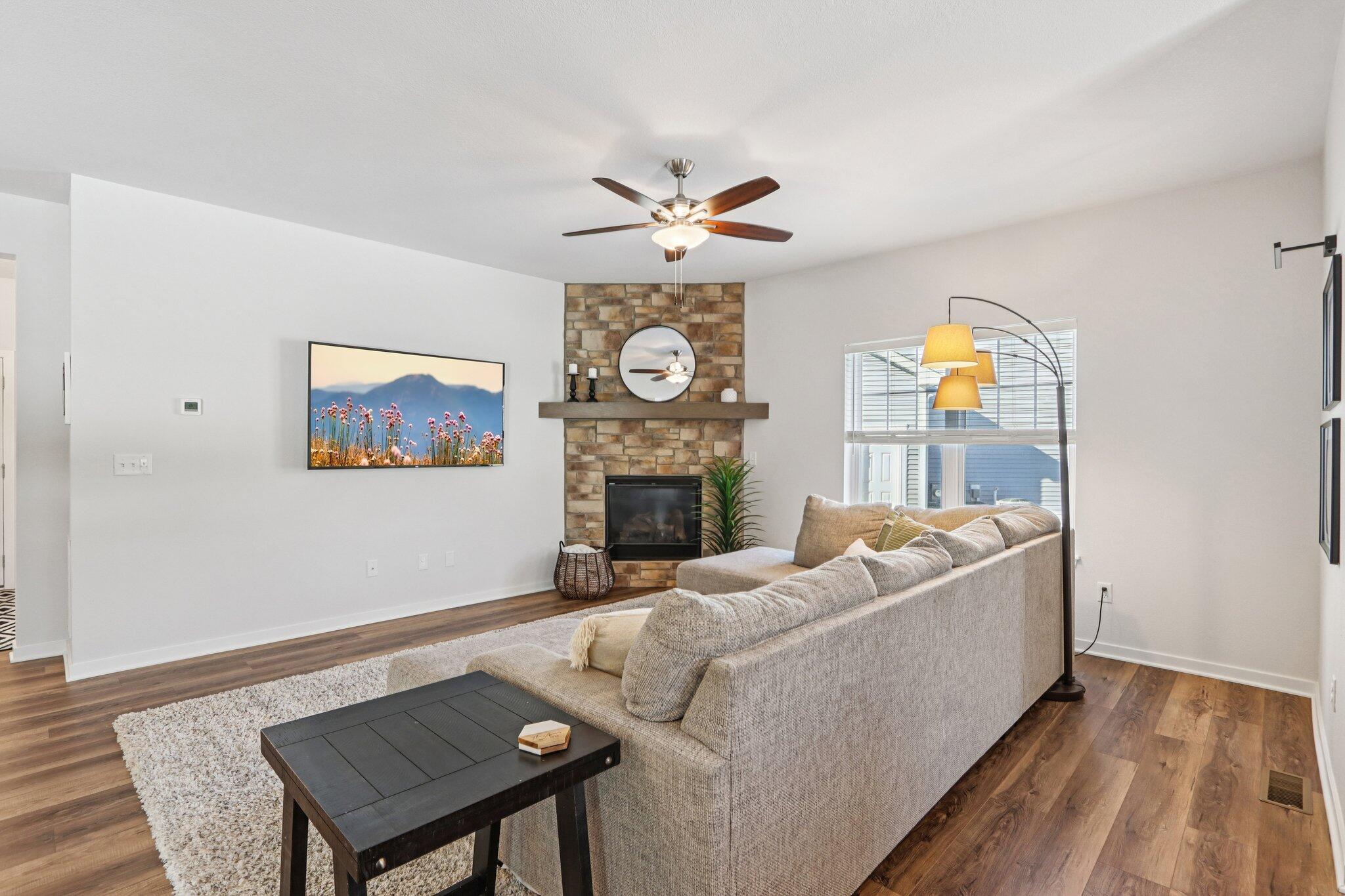 532 Wild Oak Road Hartland, WI 53029 - Photo 6 of 48 Living Room