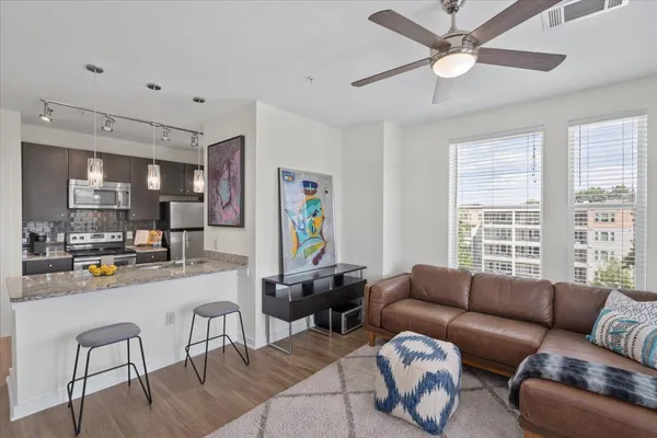 $2,400 | 1900 Barton Springs Road, Unit 5001, Austin, TX 78704