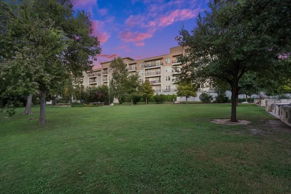 $2,400 | 1900 Barton Springs Road, Unit 5001, Austin, TX 78704