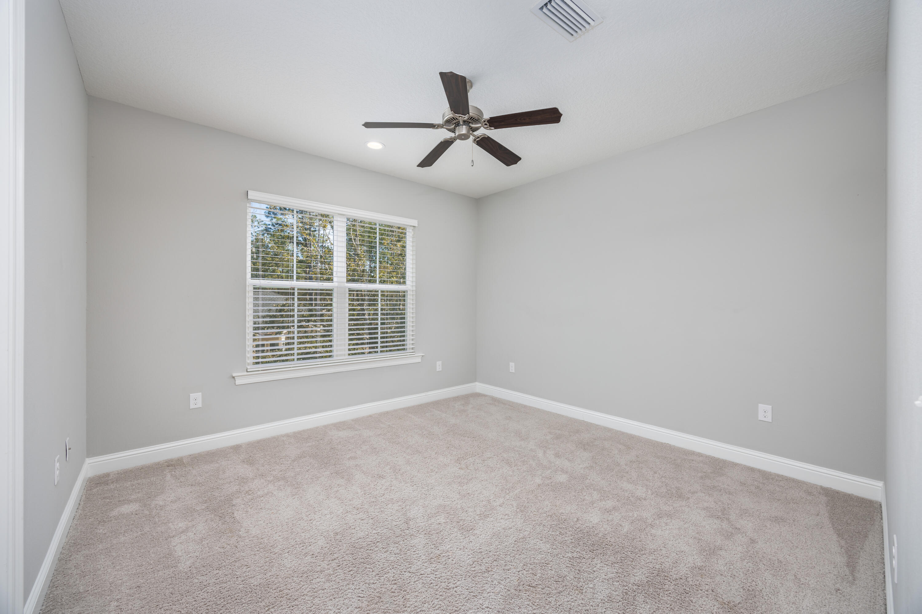 134 Laurel Oaks Drive Freeport, FL 32439 - Photo 6 of 30 an empty room with a window and a ceiling fan
