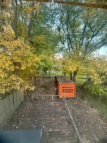 a sign that is sitting on a brick wall