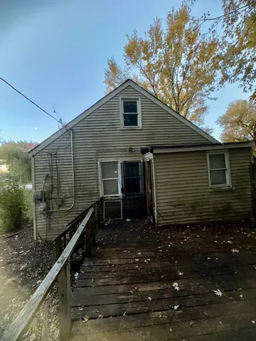 a front view of house with yard