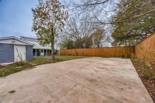 a view of a back yard of the house