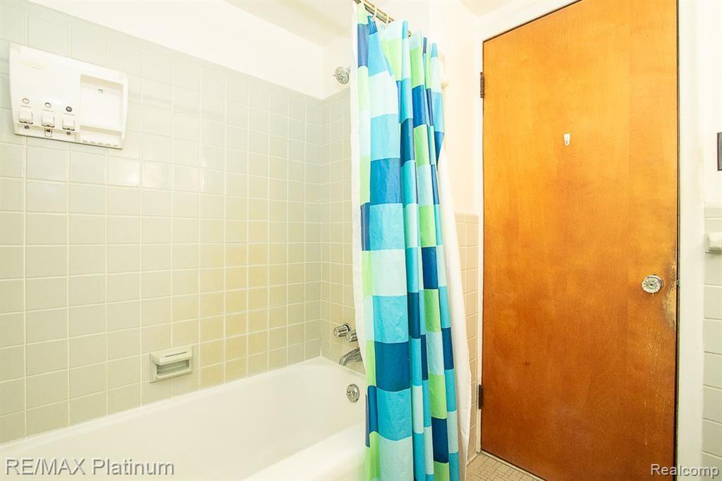 33166 Raphael Road Farmington Hills, MI 48336 - Photo 43 of 50