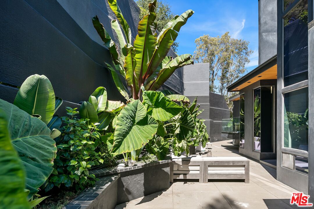 2001 Roscomare Road Los Angeles, CA 90077 - Photo 26 of 62