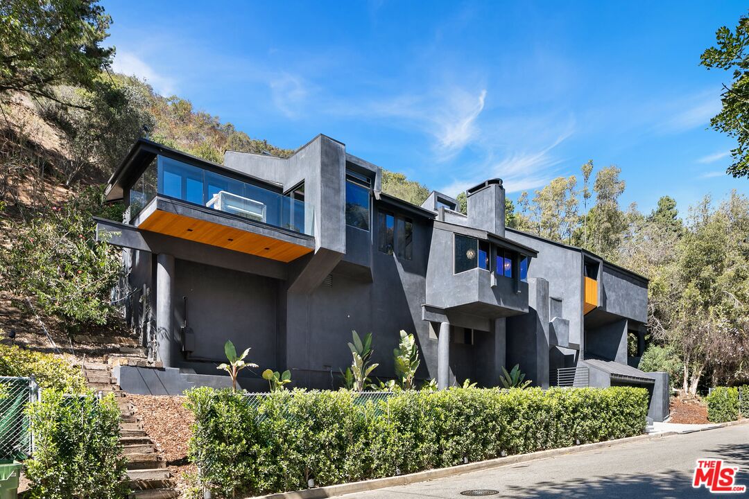 2001 Roscomare Road Los Angeles, CA 90077 - Photo 4 of 62 front view of a house with a street