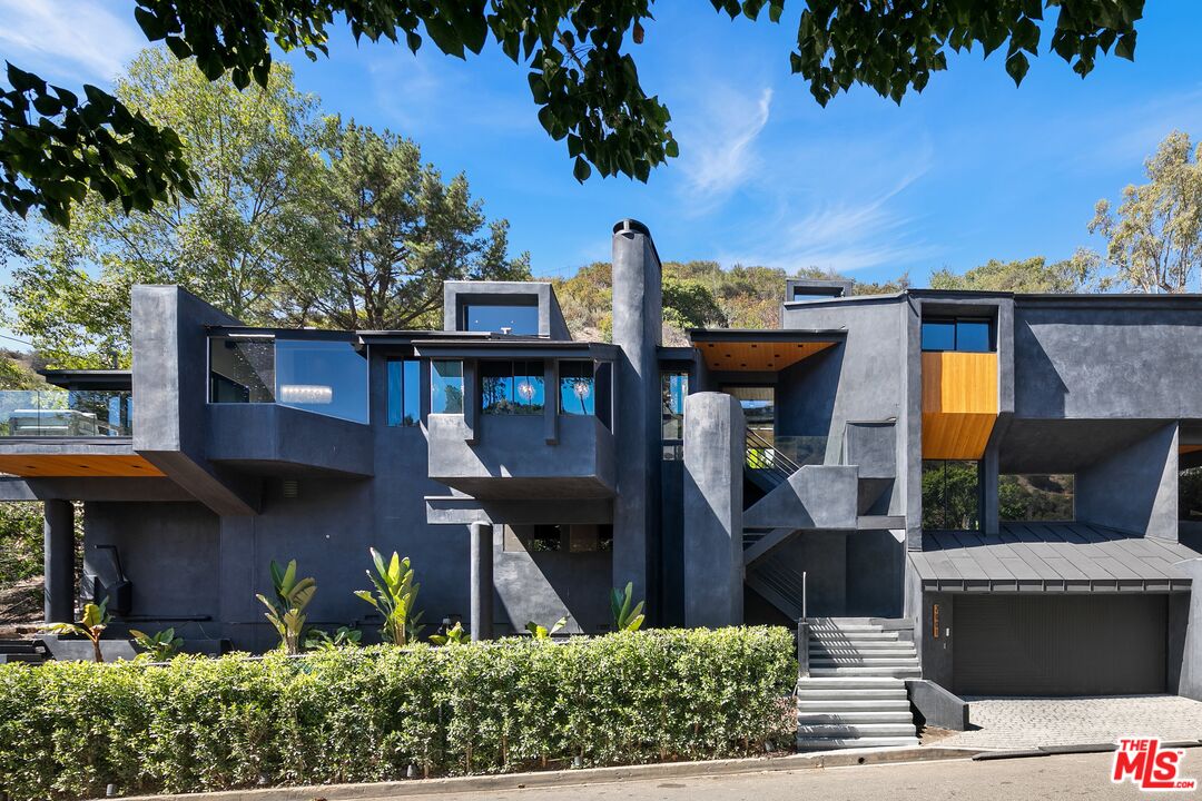 2001 Roscomare Road Los Angeles, CA 90077 - Photo 5 of 62 a front view of a house with garden
