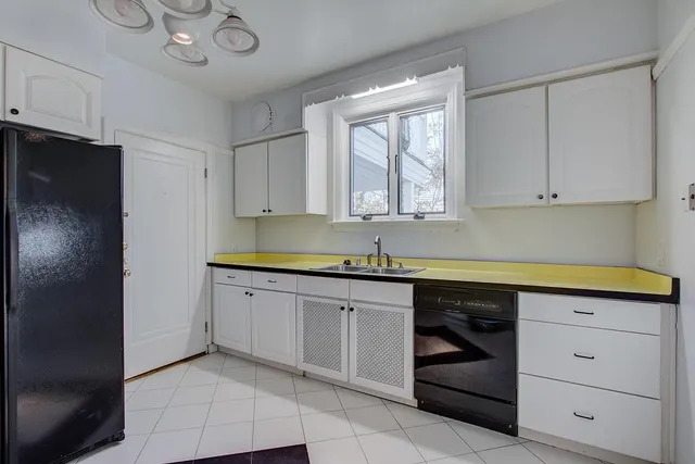 $2,900 | 2225 East Woodstock Place, Milwaukee, WI 53202