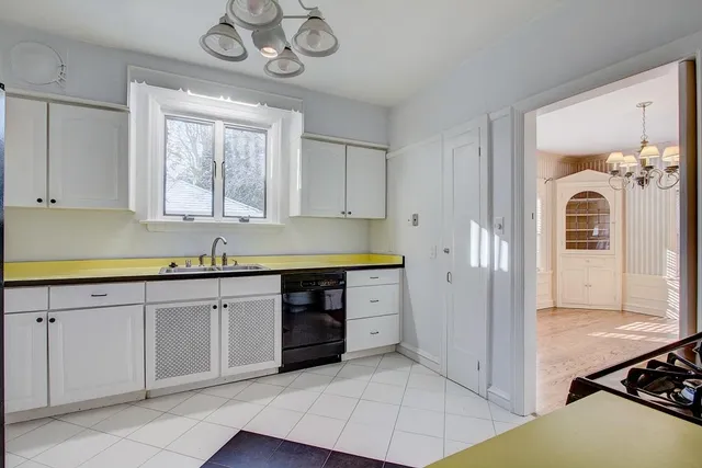 $2,900 | 2225 East Woodstock Place, Milwaukee, WI 53202