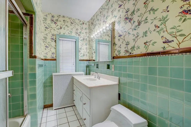 $2,900 | 2225 East Woodstock Place, Milwaukee, WI 53202