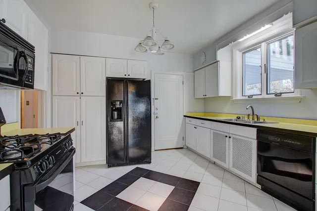 $2,900 | 2225 East Woodstock Place, Milwaukee, WI 53202