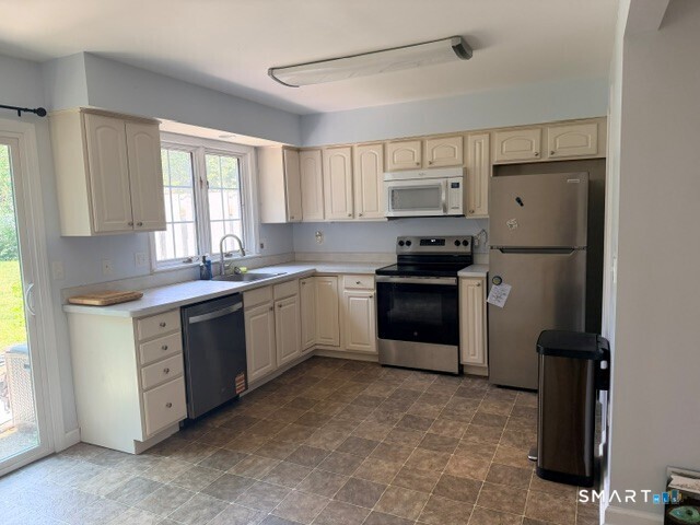 4 Founders Village, Unit 4 Clinton, CT 06413 - Photo 3 of 8
