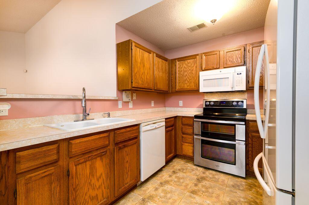190 Droos Way Charleston, SC 29414 - Photo 5 of 31 5.Kitchen