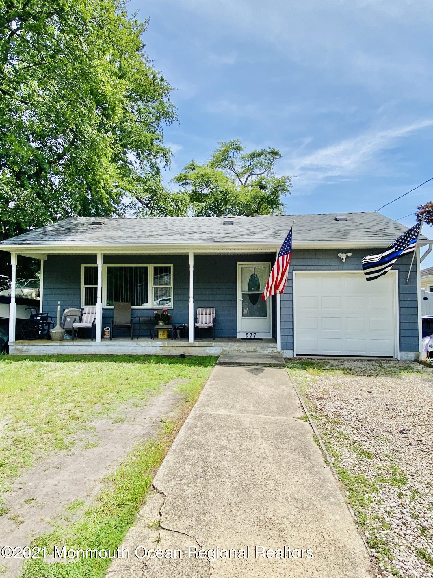 577 Martin Road Toms River, NJ 08753 - Photo 2 of 13 8F066247-37D5-4340-B3EA-657FD7028DBA