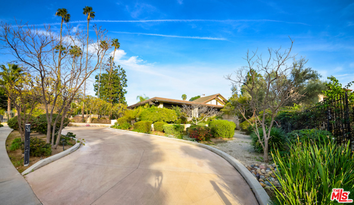 984 North Alpine Drive Beverly Hills, CA 90210 - Photo 2 of 8 a view of a pathway both side of building