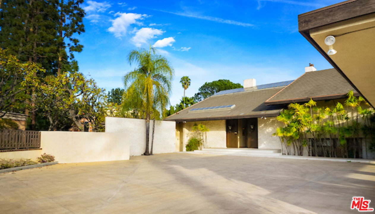984 North Alpine Drive Beverly Hills, CA 90210 - Photo 4 of 8 a view of a house with entertaining space