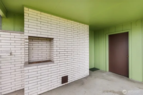 walk in closet with window