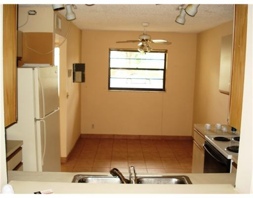 23466 Southwest 57th Avenue, Unit 5050 Boca Raton, FL 33428 - Photo 5 of 16 Kitchen