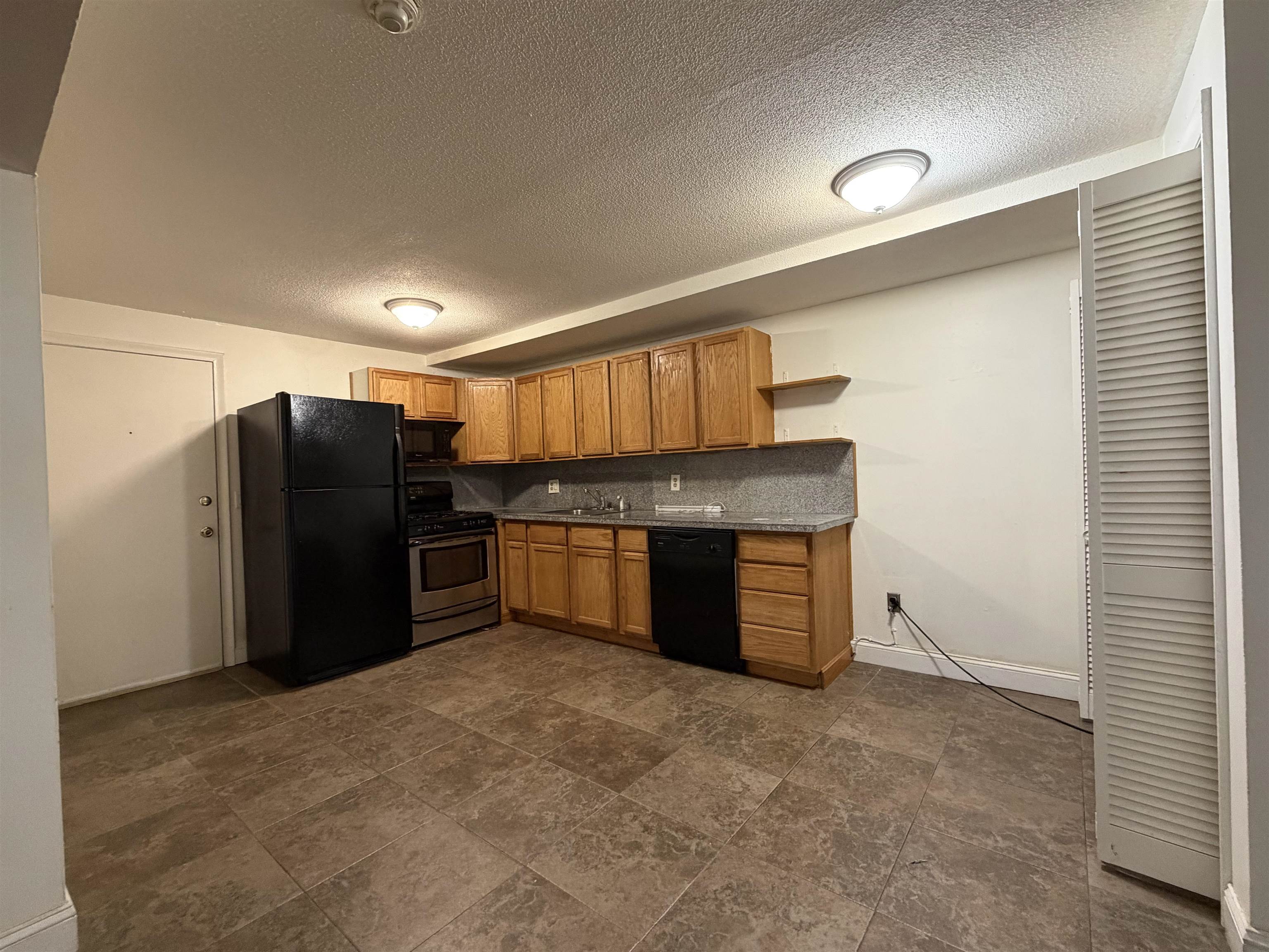 12 Tiffany Road, Unit 3 Salem, NH 03079 - Photo 3 of 10 Gallery Image 3