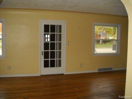 29363 Utica Road Roseville, MI 48066 - Photo 2 of 11 DSCN9574