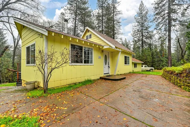 a view of a house with a backyard