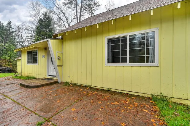 a view of a backyard