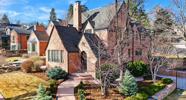 a view of multiple houses with a yard
