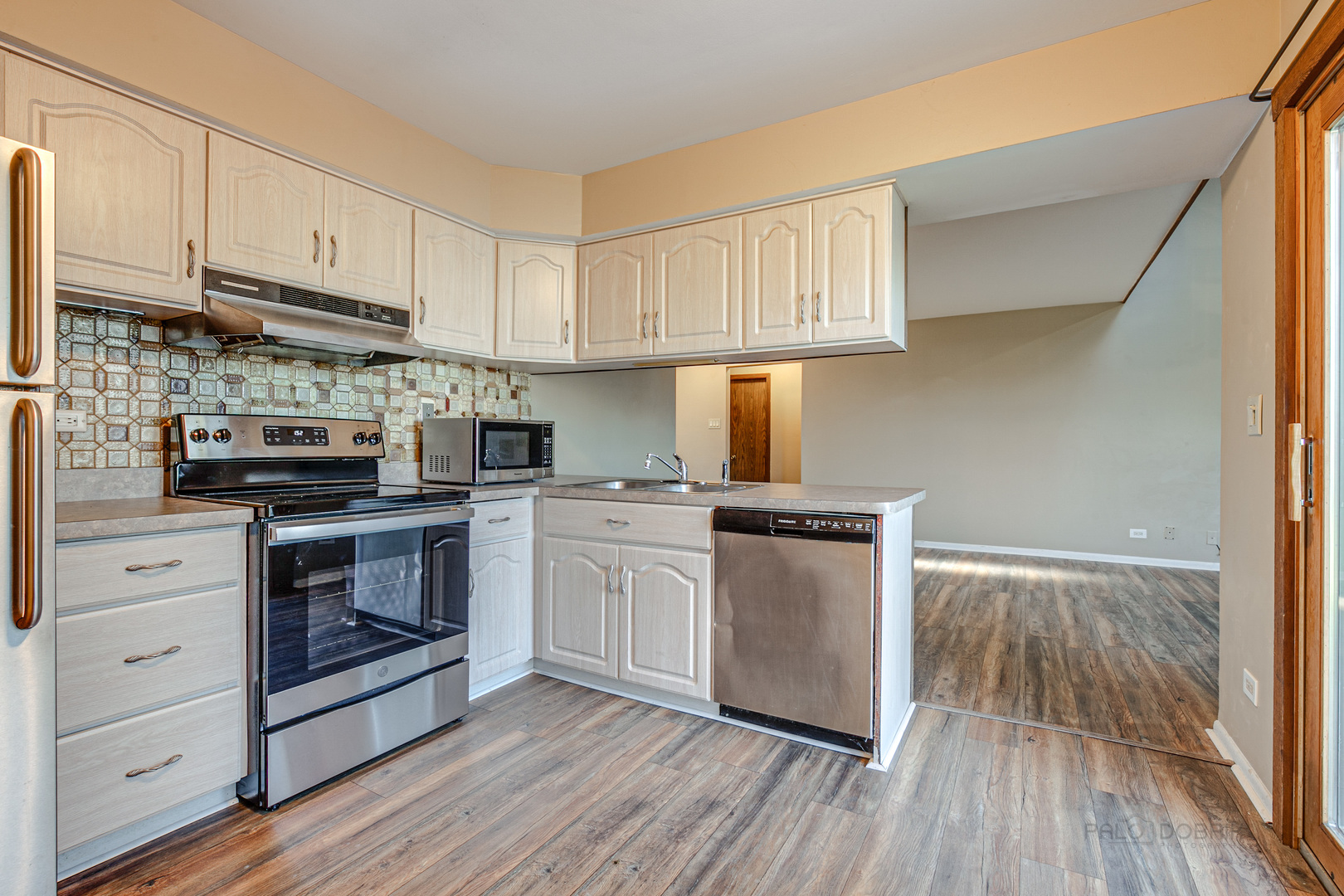 663 Beth Court Gurnee, IL 60031 - Photo 6 of 26 a kitchen with stainless steel appliances granite countertop a stove a sink and a refrigerator