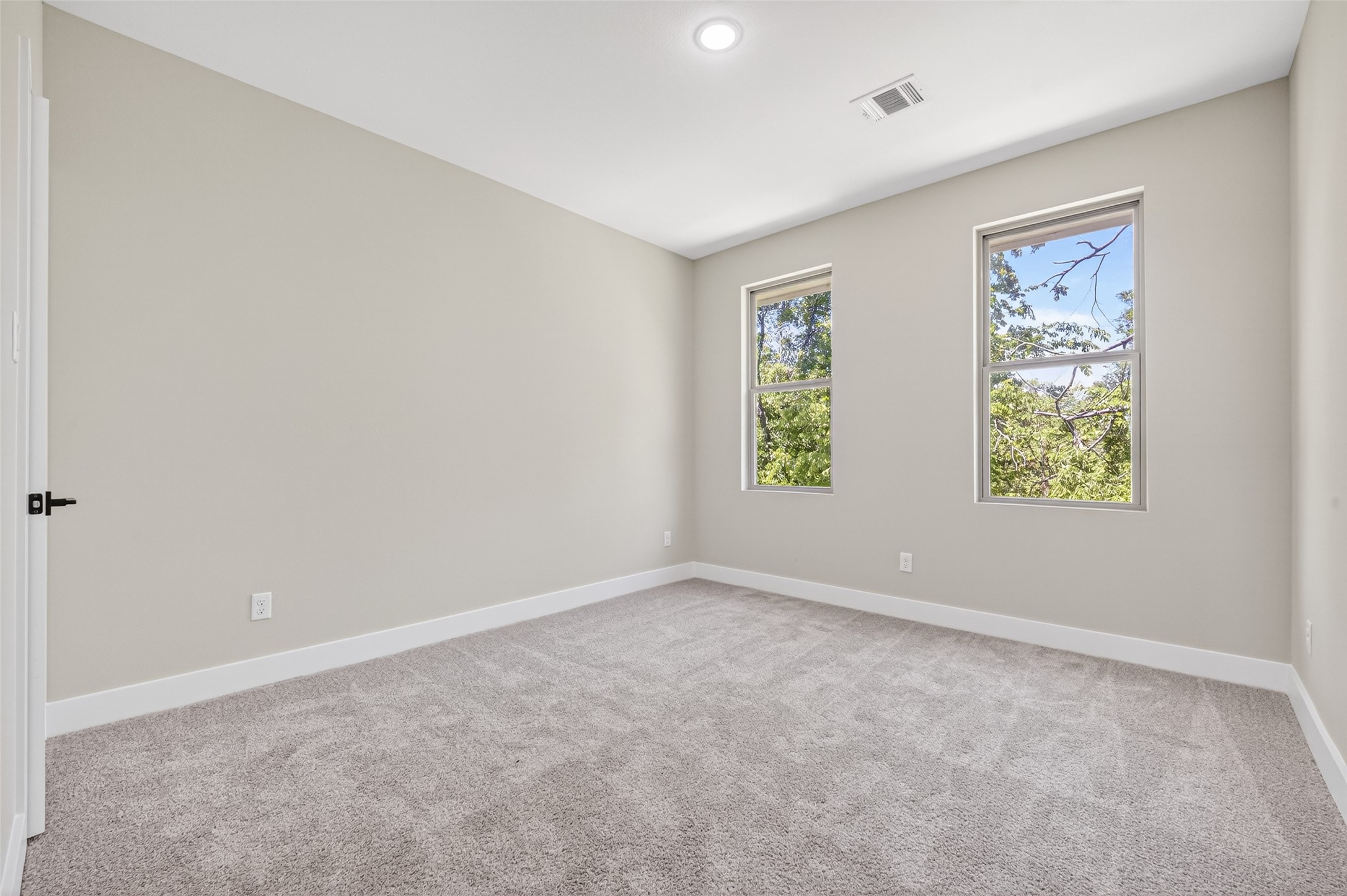 4906 Wunder Way Houston, TX 77069 - Photo 32 of 44 an empty room with windows