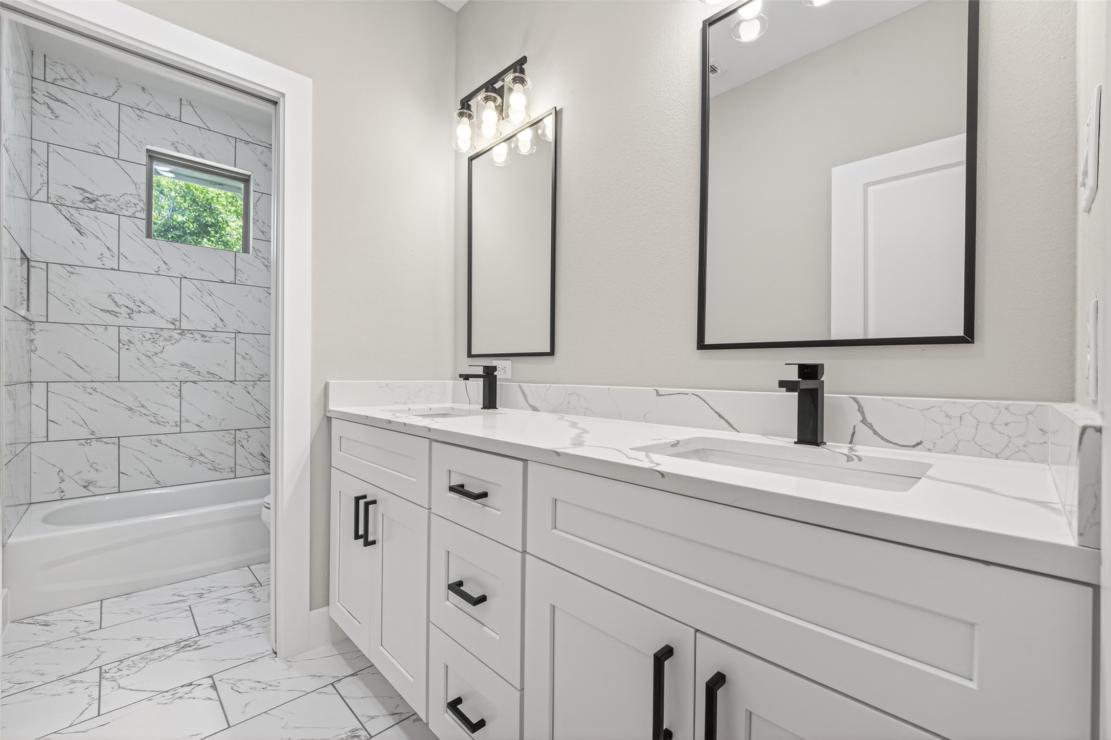 4906 Wunder Way Houston, TX 77069 - Photo 34 of 44 a bathroom with double sink and a bathtub