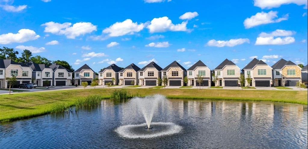 4906 Wunder Way Houston, TX 77069 - Photo 39 of 44 a view of a house with swimming pool and a yard