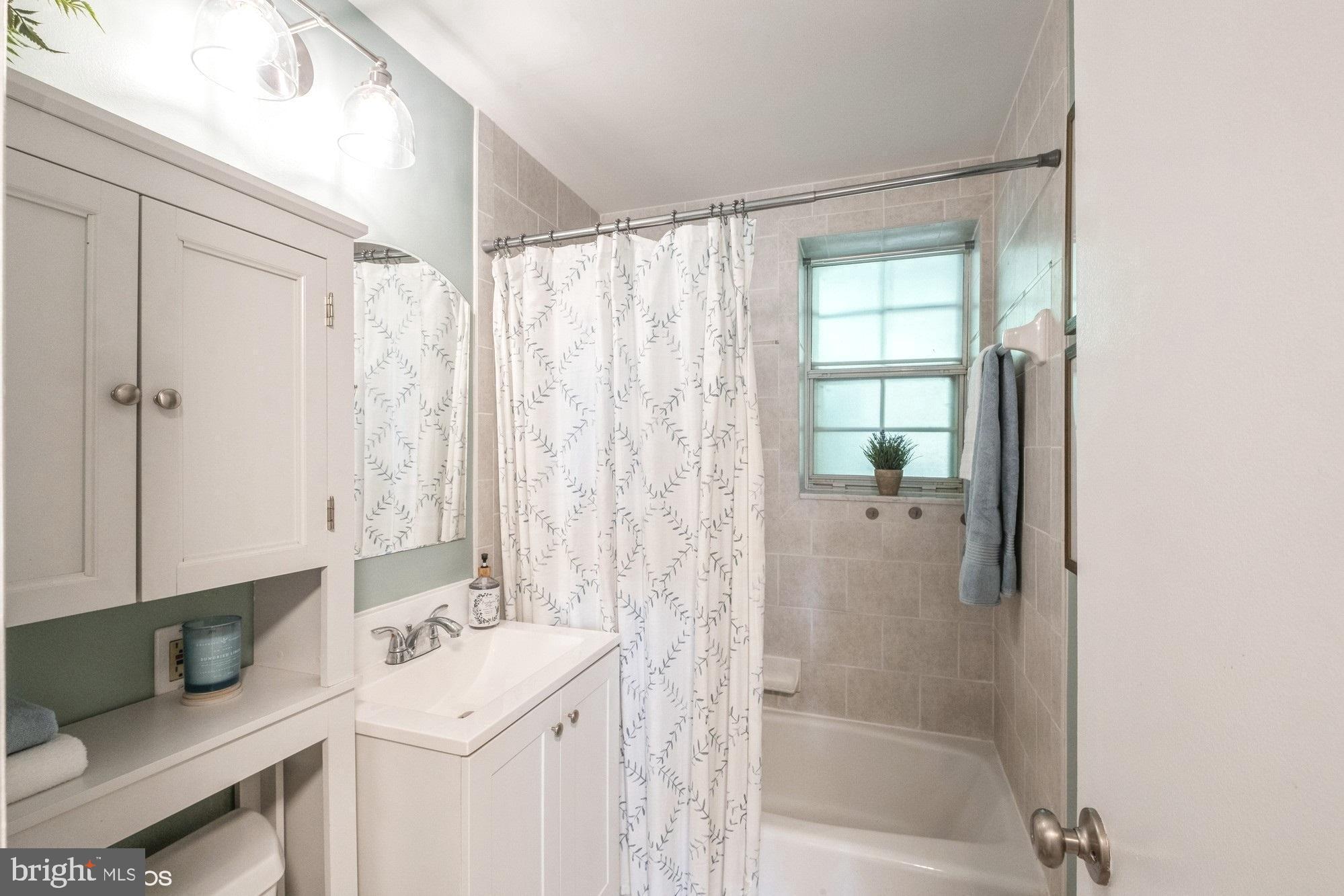 4646 28th Road South, Unit A Arlington, VA 22206 - Photo 25 of 38 Full bathroom with new vanity and shower/tub combo