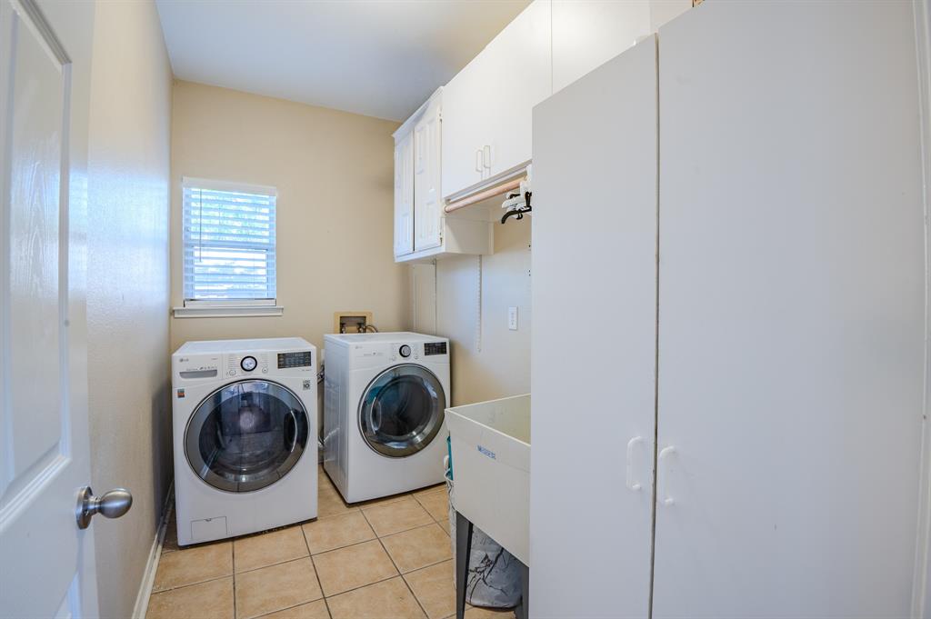 921 Carnegie Court Allen, TX 75002 - Photo 15 of 33 a utility room with dryer and washer