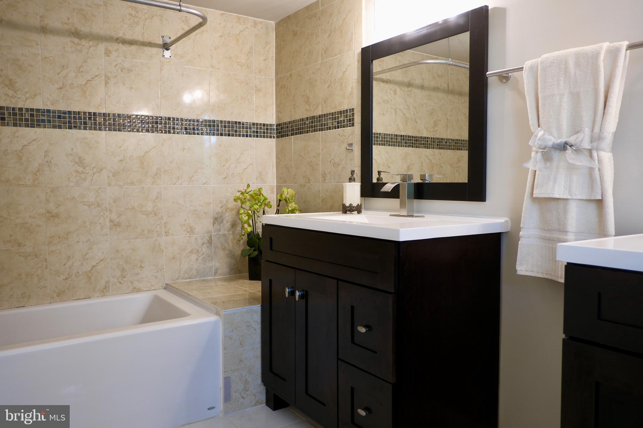 307 Trinity Court, Unit 4 Princeton, NJ 08540 - Photo 22 of 39 a bathroom with a sink and a bathtub