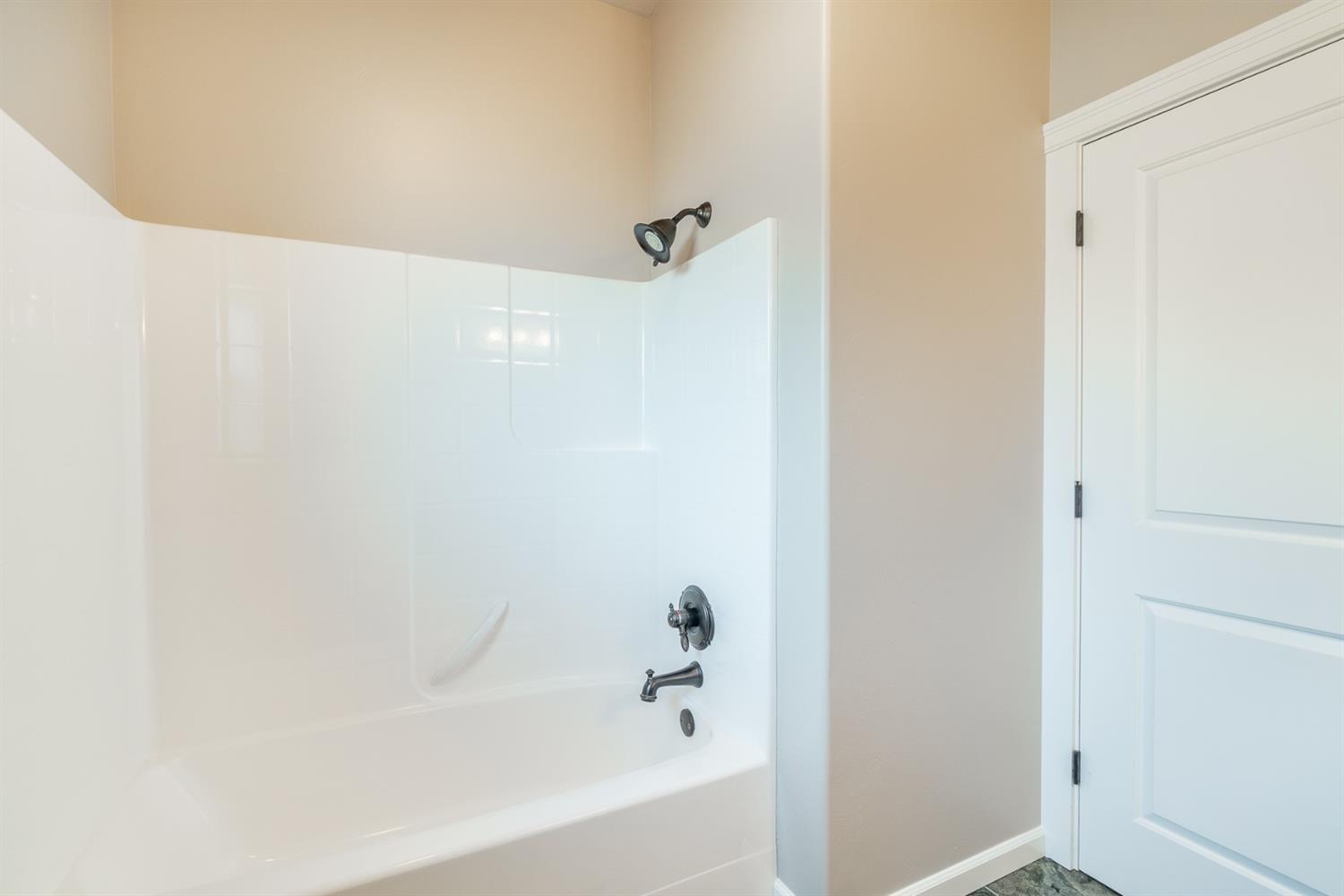 946 Pumpkin Ridge Eagle Point, OR 97524 - Photo 15 of 31 a bathroom with a bathtub
