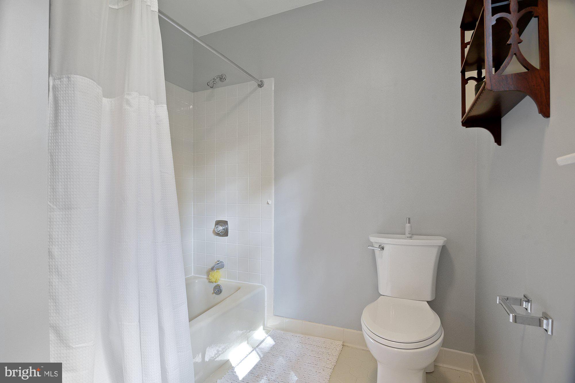 13907 Foxland Road Phoenix, MD 21131 - Photo 41 of 48 Spacious bath w/a tub and shower combo