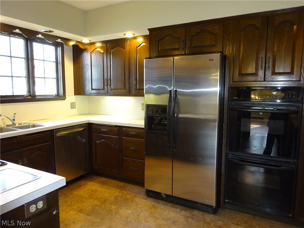 16003 Chadbourne Road Cleveland, OH 44120 - Photo 10 of 33