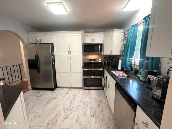 $2,800 | 4 Thoroughbred Lane, Colonie, NY 12205