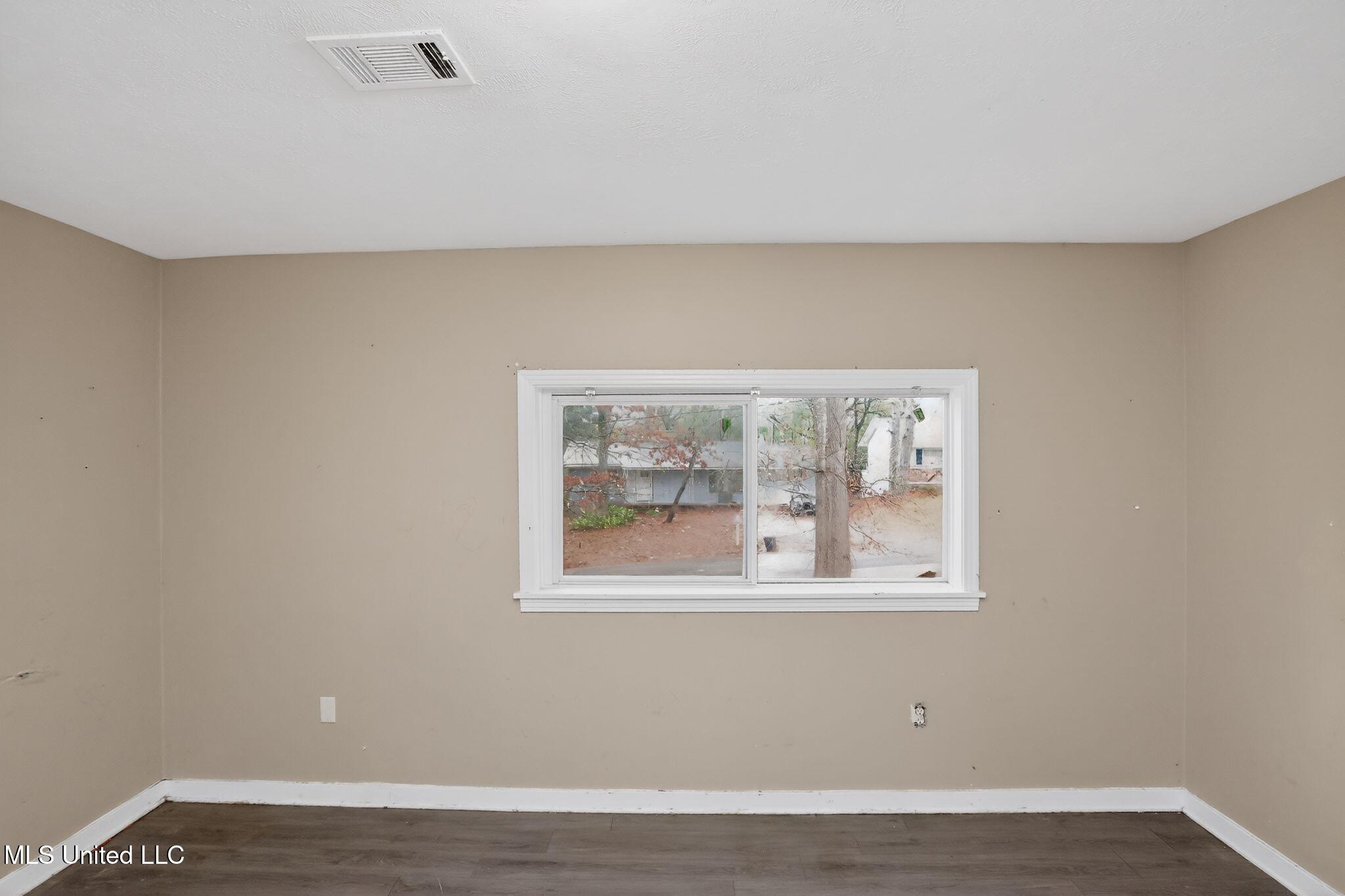 2815 Tara Road Jackson, MS 39212 - Photo 10 of 37 14_2815_Tara_Rd_Jackson_MS_39212-Living_